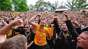 Fans jubeln beim Public Viewing in der Freilichtbühne Junge Garde nach dem Aufstieg in die 2. Bundesliga.