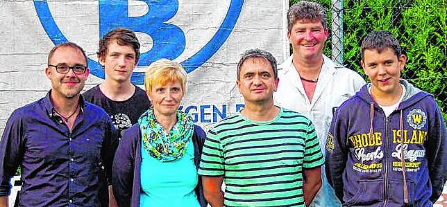 2016 war Uwe Lauber (Dritter von rechts) Elternvertreter im Jugendvorstand des Fußballvereins FC Binzgen. Unser Bild zeigt ihn mit ...