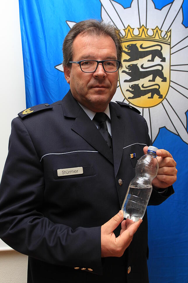 Polizeivizepräsident Uwe Stürmer zeigt: Diese Menge der Substanz Ethylenglycol konnte sichergestellt werden.