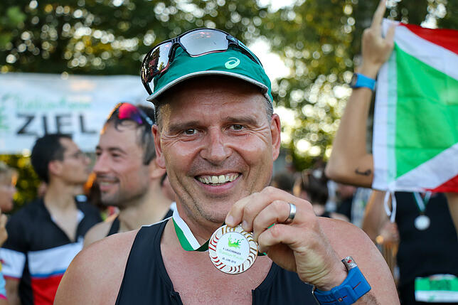 Bild 9: Mit der Nummer 117 durch die Triathlon-Nacht &ndash; wir haben Teilnehmer Dietmar Granacher begleitet