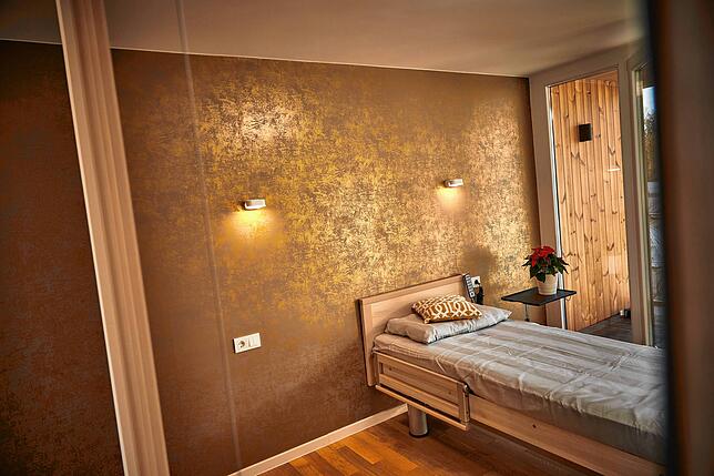 Ein Schlafzimmer in der Seniorenwohnanlage.