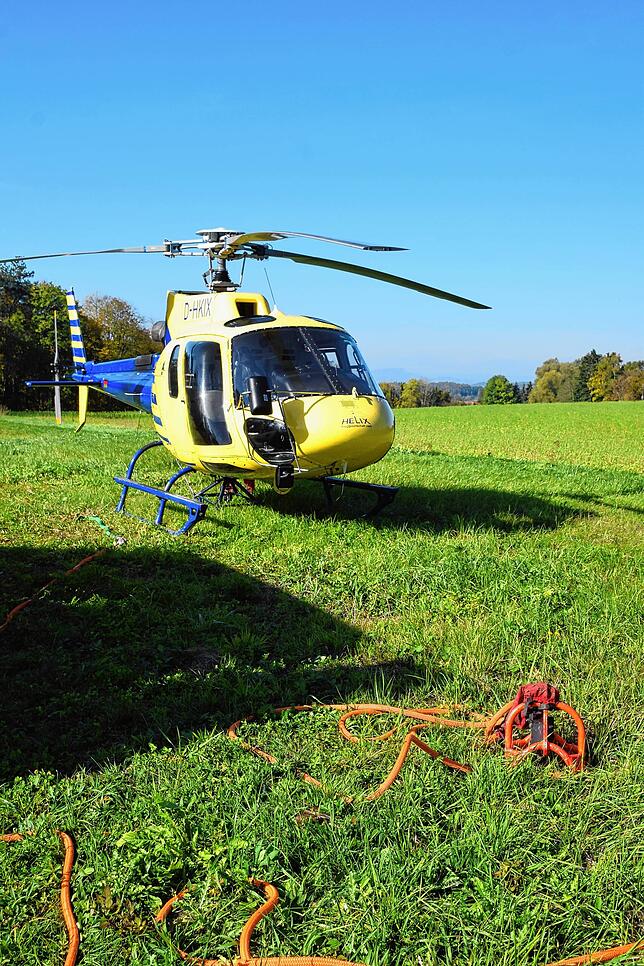 Vorbereitungen am Hubschrauber für den Einsatz in der Marienschlucht. Am Seil soll Gehölz raus und Material für die Bohrungen ...