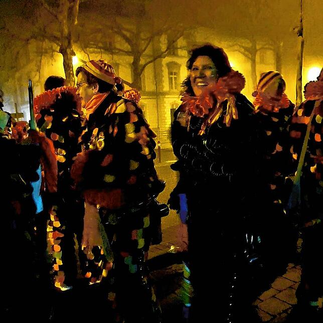 Nebel hängt über den Straßen der Altstadt, schon von weitem leuchtet der Kragen der Blätz..... ah, nein, doch nicht. Der Kragen dieser ...