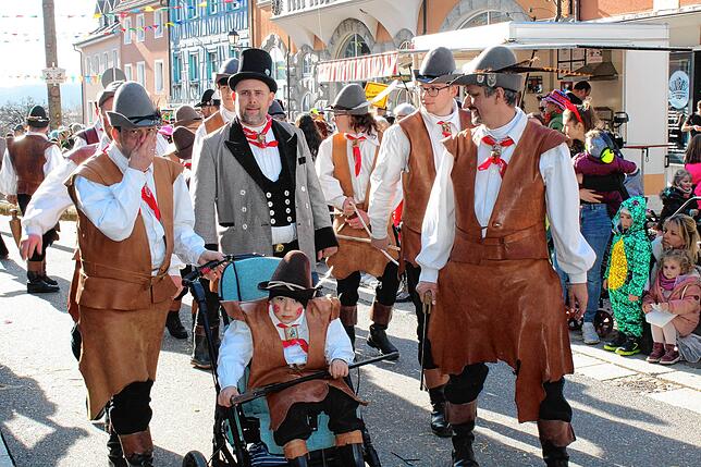 Bild 33: Kinderumzug und Setzen des Kindernarrenbaums in Stockach (Teil 2)