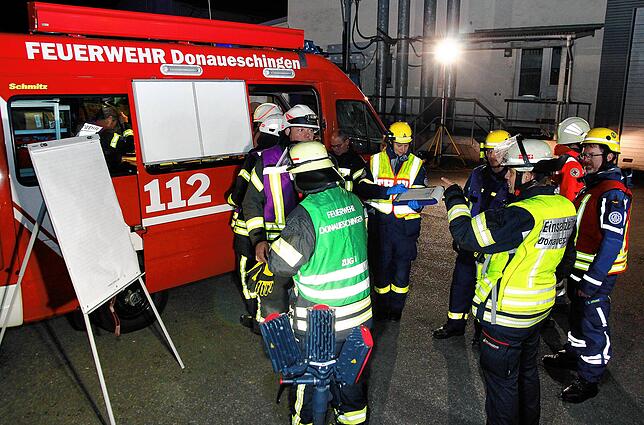 Bild 4: Feuerwehr, THW und DRK üben gemeinsam den Ernstfall. Hier gibt es die Bilder!