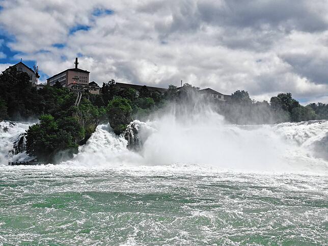 Das Hochwasser in der Region wirkt sich auch auf den Rheinfall aus.