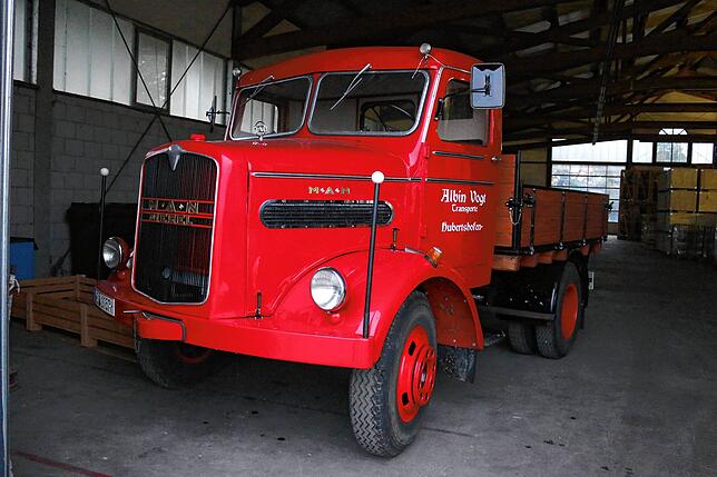 Mit solchen Lastwagen transportierte Albin Vogt Ende der 1950er Jahre Holz. Dieses Exemplar kauften seine Kinder im Murgtal und ...