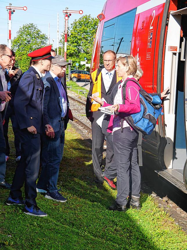 Landesverkehrsminister Winfried Hermann (Dritter von links) unterhält sich mit einer Mitreisenden.