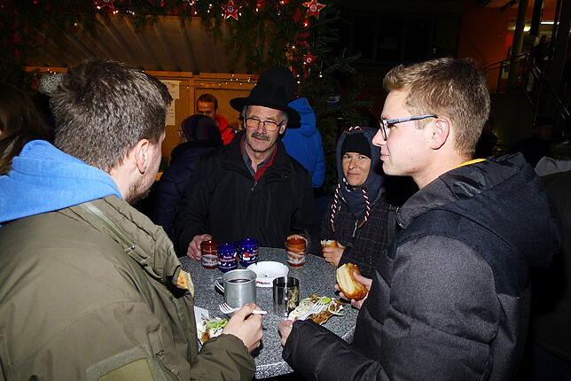 Bild 4: Bilderstory: Kulinarische Genüsse und eine besinnliche Atmosphäre locken viele Besucher auf den Nikolausmarkt in Wittenhofen