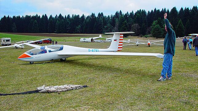 Diese Aufnahme zeigt auf einer Archivaufnahme das am vergangenen Freitag abgestürzte Schulungsflugzeug der Schwenninger Segelflieger auf ...