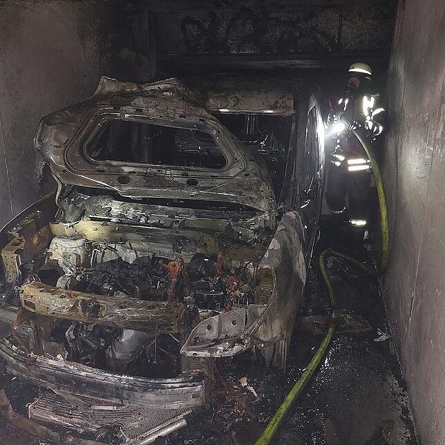 Völlig zerstört: Geraten Autos in Vollbrand, ist unter Umständen nicht mehr viel von den Fahrzeugen übrig.