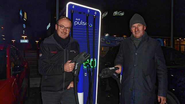 Einige Fahrzeugtypen können in der Opelstraße nun ganz schnell Strom laden. Zur Eröffnung der beiden Turbo-Zapfsäulen, die es bisher im ...