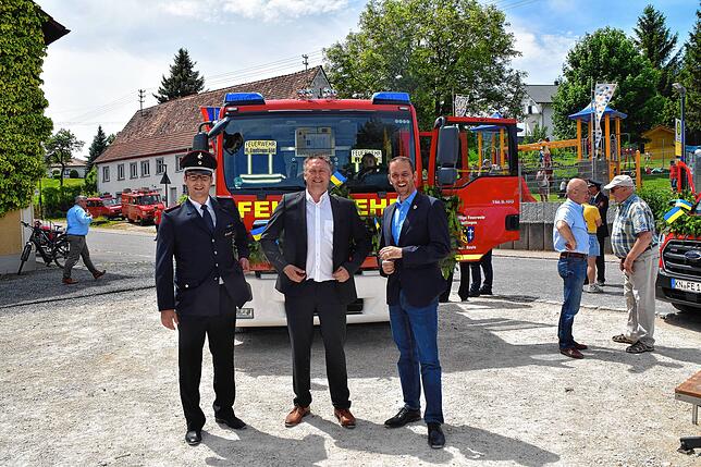 Florian Zindler (links) ist als Bürgermeister von Hohenfels auch Stellvertreter der Bürgermeister im Kreisfeuerwehrverband. Er freute ...