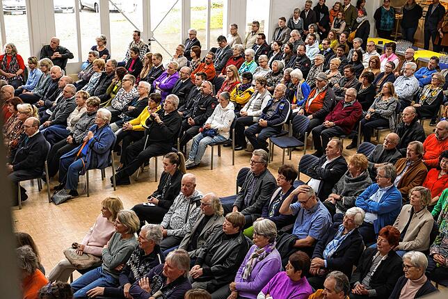 Bis auf den letzten Platz gefüllt: Das Bürgeraus Moos während der Neujahrsansprache.