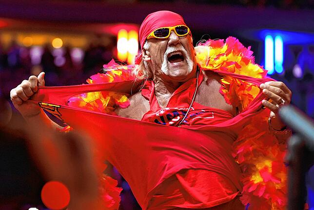 ARCHIV – Wrestling-Legende Hulk Hogan riss sich das Hemd vom Leib auf der Bühne bei einer Wahlkampfveranstaltung für den ...