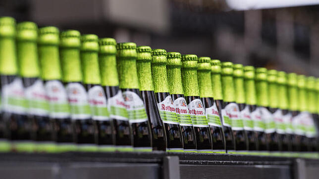 Radler-Biere stehen bei Rothaus auf einem Förderband.