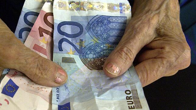 Senioren, die eine Schweizer Rente beziehen und vor Mai 2017 in den Ruhestand gegangen sind, sollten ihre Bescheide genau prüfen: Viele ...