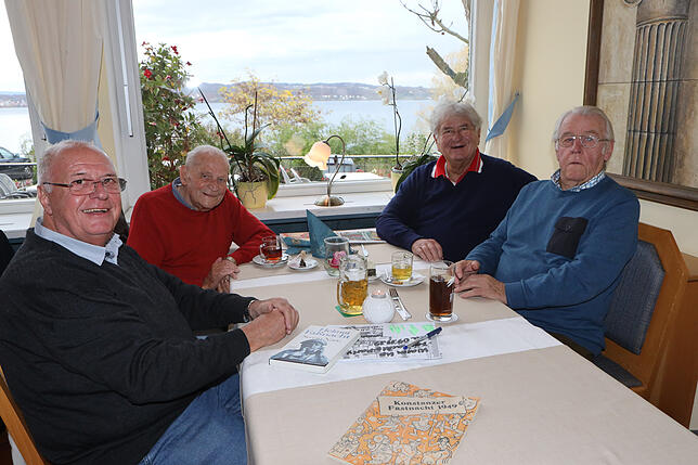Der Dipfele Stammtisch (von links): Kurtle Köberlin, Paul Bischoff, Uli Blum und Konrad Schatz. Joachim Graf, der auch zum Stammtisch ...