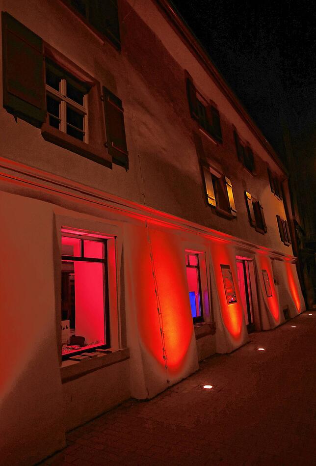 Bild 4: Bilder der &bdquo;Night of Light&ldquo;: Die Konstanzer Wahrzeichen und Veranstaltungshäuser in rotes Licht getaucht