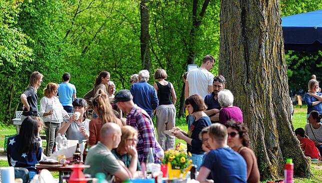 Bild 12: Eine unsichtbare Linie macht den großen Unterschied: Grillparty und Sorgenfreiheit in der Schweiz, Abstand und Kleingruppen in Deutschland. Hielten sich die Konstanzer dennoch an die Corona-Regeln?