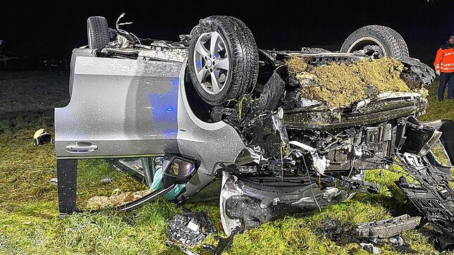 Nur noch Schrott ist der Van nach dem schweren Unfall auf der A1 bei Baden. Ein Insasse (18) stirbt später im Kantonsspital Aarau.