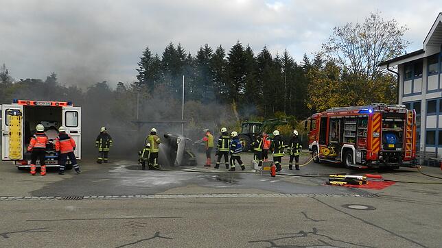Die Zusammenarbeit zwischen der Feuerwehr Lauchringen und dem DRK-Rettungsdienst des Landkreises bei Verkehrsunfällen stand im ...