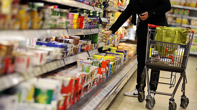 Wer im Supermarkt in die Auslage blickt, sollte die Waren aufmerksam prüfen.