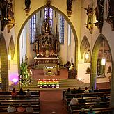 Die gotische Halle der Markdorfer Kirche mit dem Regenbogen-Banner auf der Treppe zum Chor.