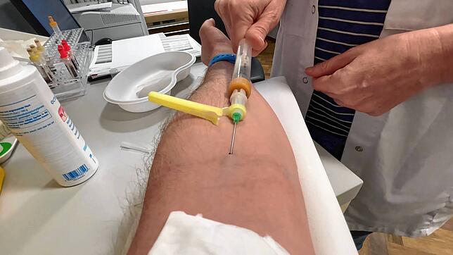 7,5 Milliliter Blut werden für einen Antikörpertest benötigt. In der Gemeinschafts-Hausarztpraxis von Gereon Dennebaum in Villingen ...