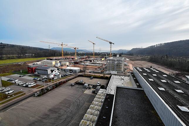 Blick auf die Baustelle des Zentralklinikums Lörrach am 23. Dezember 2021.