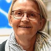 Marie-Claire Schönenberger, 61 Jahre, aus der Schweiz lernt in der Bläserklasse Klarinette.