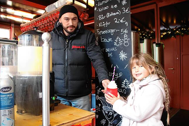 Tammy Agtsch serviert Aliya am Feuerzangenbowlen-Stand eine heiße Schokolade. Am Familientag kostet sie 4 statt 5 Euro.