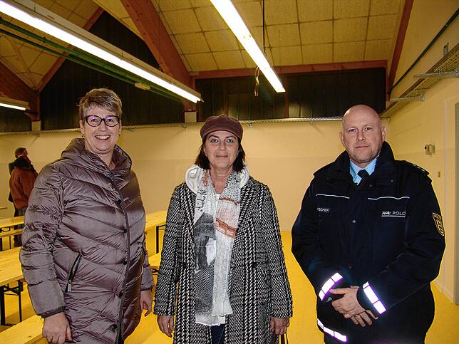 Katrin Schrenk und Susanne Felder (von links) informierten sich über die Unterbringungssituation in der Notunterkunft. Mit ...