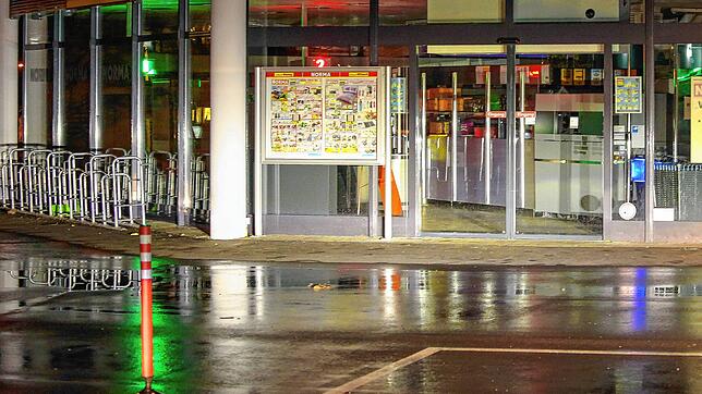 Im April wird eine Vierjährige in einem Supermarkt mit einem Messer attackiert. Der mutmaßliche Täter soll wegen versuchten Mordes vor ...