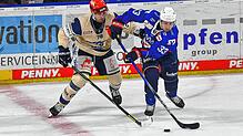 Markus Hännikäinen (rechts, Adler Mannheim) im Duell mit dem Schwenninger Will Weber beim Start in die DEL-Saison.