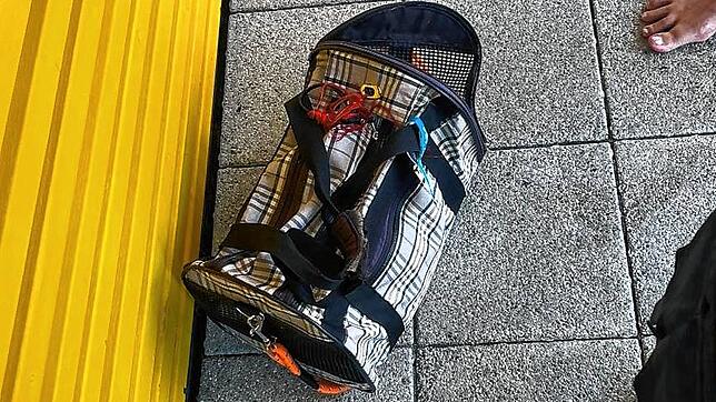 In dieser Tragetasche ist der Hund bei sommerlicher Hitze im Bad des Steißlinger Sees eingesperrt gewesen, während die Halterin baden war.