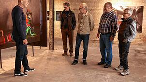 Künstler Markus Brenner (von links), Architekt Christoph Bauer, Künstler Jörg Hundertpfund, Hausbesitzer Christian Stadler, Wolfgang ...