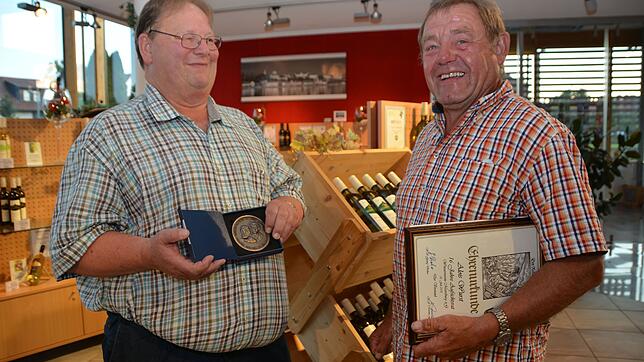 Hermann Kumm (links) und Alois Wurst (rechts) wurden für ihre langjährige ehrenamtliche Tätigkeit für den Winzerverein Meersburg von ...