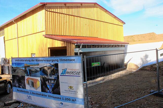 Oberhalb des Illmensess entsteht der neue Hochbehälter Birkhof. In dem Gebäude sind zwei Edelstahltanks untergebracht mit je 600 ...