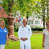 Im Krankenhausgarten vor der Skulptur &bdquo;Schutzengel&ldquo; des Künstlers Klaus Schultze (von links): Fachärztin Ivana Komljenovic, ...