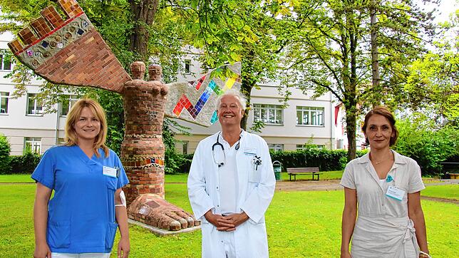 Im Krankenhausgarten vor der Skulptur &bdquo;Schutzengel&ldquo; des Künstlers Klaus Schultze (von links): Fachärztin Ivana Komljenovic, ...