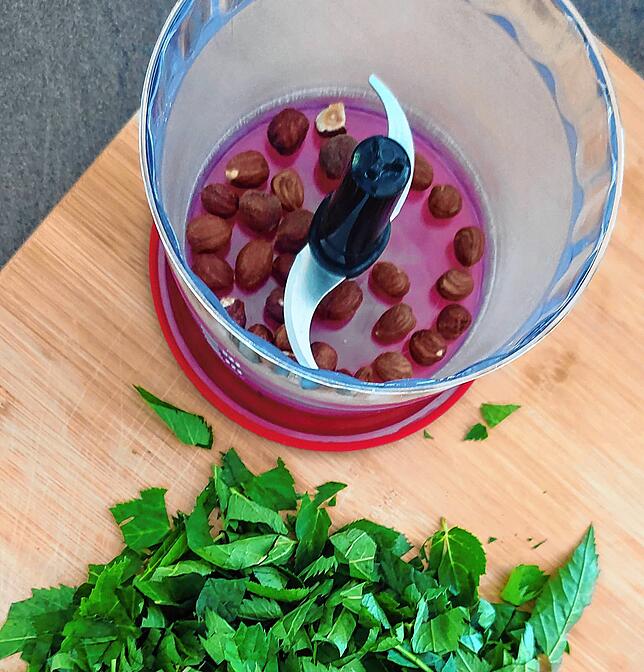 Bild 3: Giersch &ndash; ein Unkraut? Von wegen! Dieses leckere Pesto-Rezept ist nur eine Verwendungsmöglichkeit