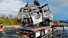 Viel ist nicht mehr übrig: Ein Kleinbus wurde bei einem Vollbrand auf der Autobahn 81 bei Engen beinahe vollständig zerstört.