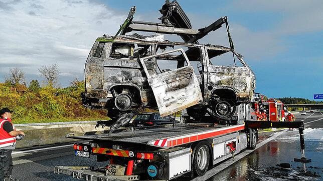 Viel ist nicht mehr übrig: Ein Kleinbus wurde bei einem Vollbrand auf der Autobahn&nbsp;81 bei Engen beinahe vollständig zerstört.