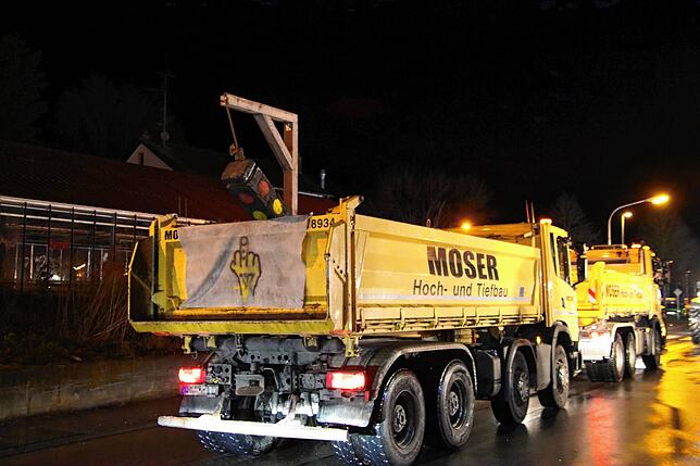 Eine Ampel am Galgen und eine eindeutige Fingergeste. Die Teilnehmer des Protestzuges machten deutlich, was sie von der Politik der ...