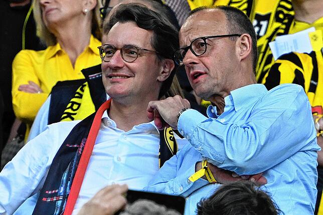 Treffen beim Fußball: Hendrik Wüst (links), Ministerpräsident von Nordrhein-Westfalen, dürfte Friedrich Merz nicht gefährlich werden.