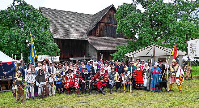 Das Mittelalterlager zum 1150-Jahr-Jubiläum auf dem Gurtweiler Ebi-Hof (im Hintergrund) lockte viele Besucher an. Noch vor Beginn der ...