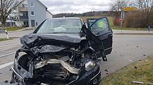 Eines der verunfallten Fahrzeuge an einer Kreuzung auf Höhe der Einfahrt zum Hofcafé Martin.