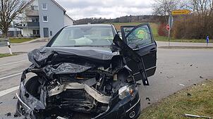 Eines der verunfallten Fahrzeuge an einer Kreuzung auf Höhe der Einfahrt zum Hofcafé Martin.