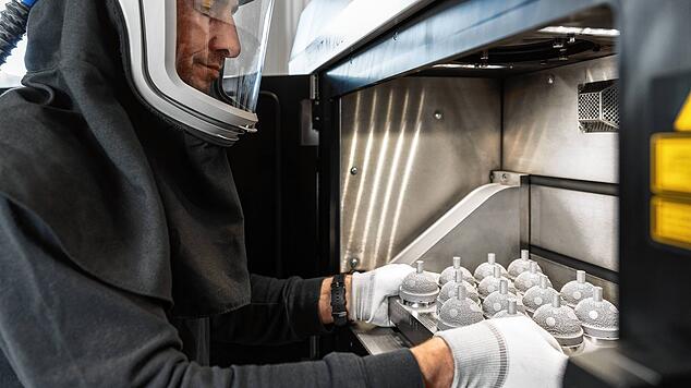 Aesculap aus Tuttlingen ist Spezialist für Implantate, etwa für künstliche Knie oder Hüften. Diese werden auch mittels additiver ...